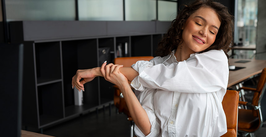 5 ejercicios de pausas activas en el trabajo que reducen el estrés