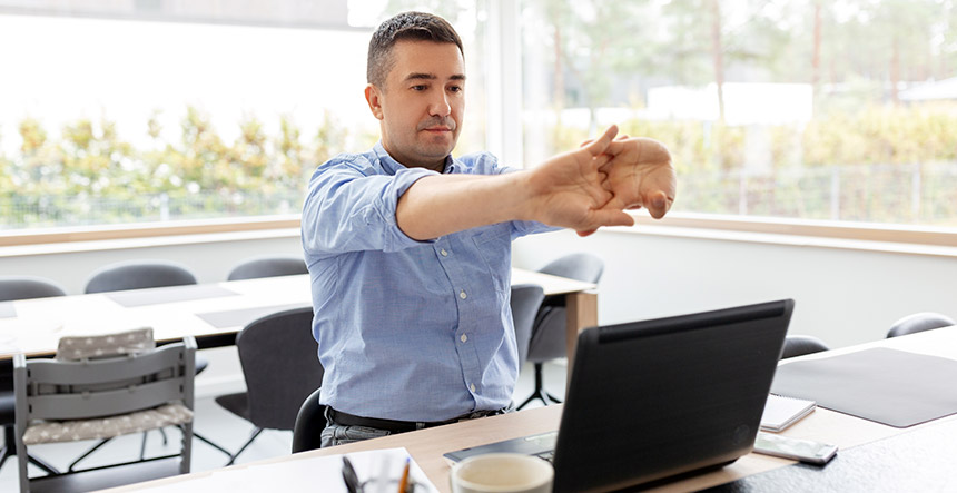 5 ejercicios de pausas activas en el trabajo que reducen el estrés