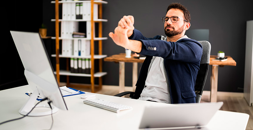 5 ejercicios de pausas activas en el trabajo que reducen el estrés