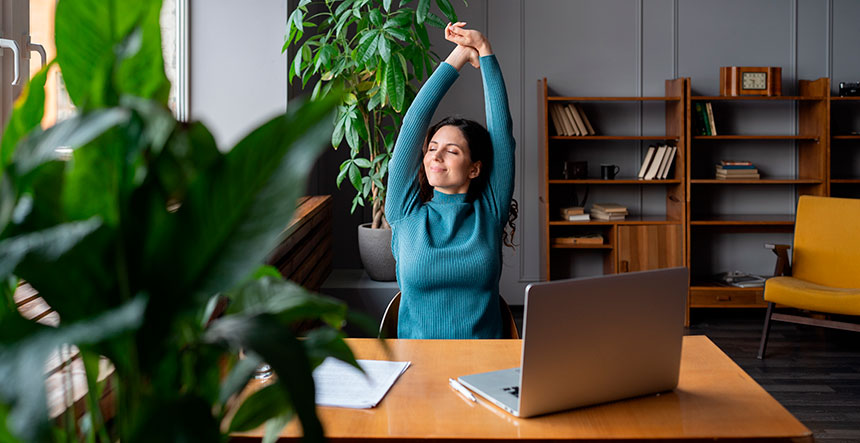 5 ejercicios de pausas activas en el trabajo que reducen el estrés