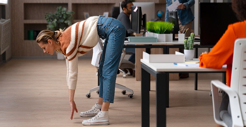 5 ejercicios de pausas activas en el trabajo que reducen el estrés