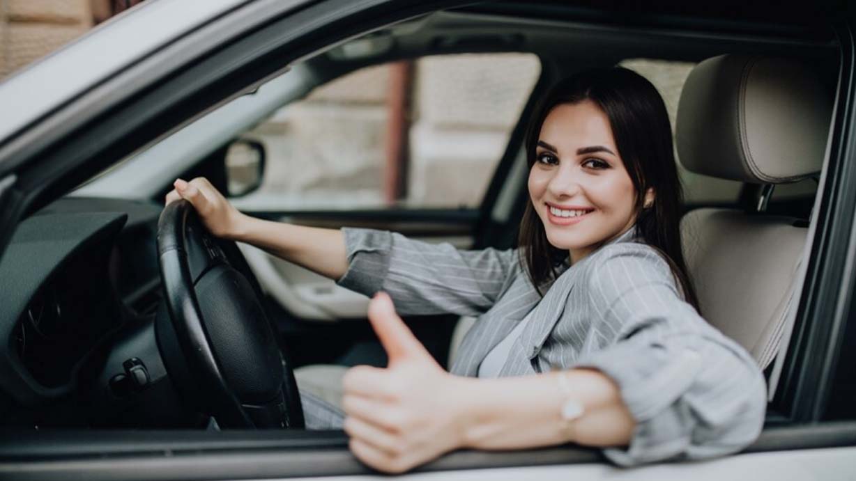 soat 2024 mujer sonriente representacion de la seguridad vial