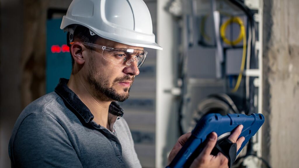 De auxiliar a líder: la ruta en electricidad industrial para crecer en salario