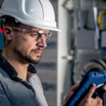 De auxiliar a líder: la ruta en electricidad industrial para crecer en salario