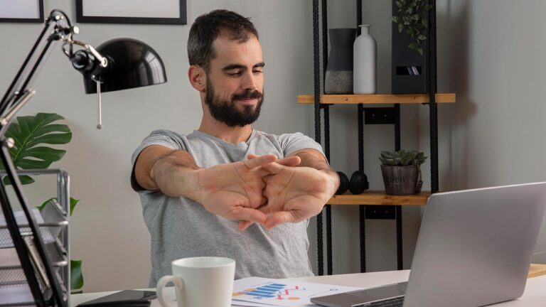 5 ejercicios de pausas activas en el trabajo que reducen el estrés